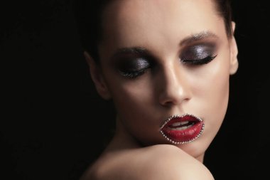 yaratıcı makyaj ile genç kadın