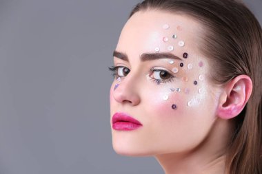 Yaratıcı makyajlı genç bir kadın.