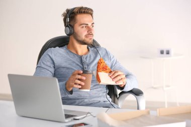 Genç adam yeme lezzetli pizza 