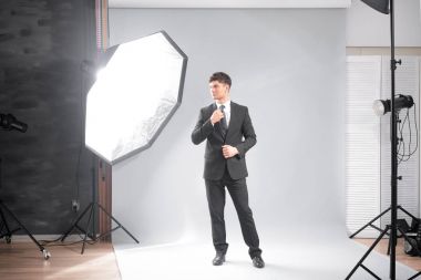 profesyonel model stüdyoda poz