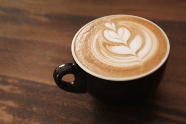 Latte sanatıyla bir fincan kahve. 