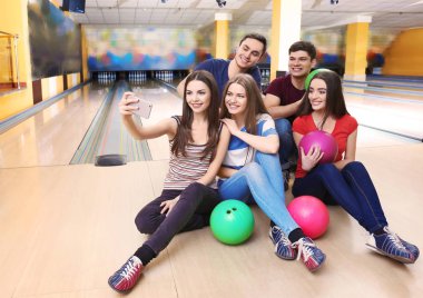 Selfie bowling kulüpte alarak arkadaşlar