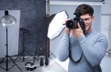 Kamera Studio ile genç profesyonel fotoğrafçı