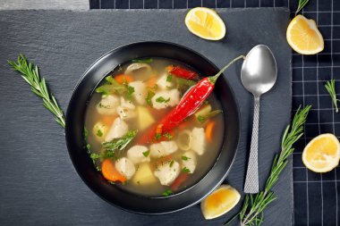 Tavuk çorbası ile plaka 