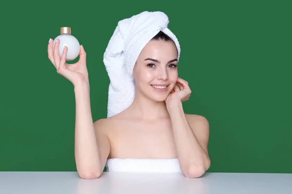 Młoda kobieta po kąpieli z kremem — Zdjęcie stockowe