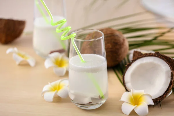 Sammansättning med kokosvatten — Stockfoto