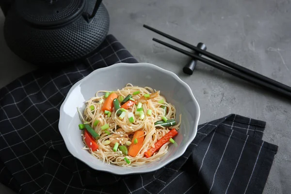 Macarrão de arroz delicioso com legumes — Fotografia de Stock