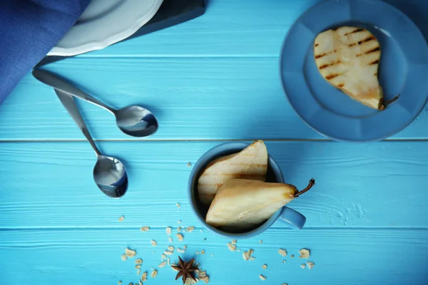 Coupe avec poire sucrée sur table en bois — Photo