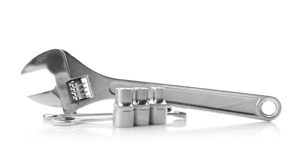 Schrauben- und Ringschlüssel mit Steckdosen auf weißem Hintergrund — Stockfoto