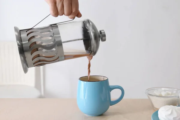 Hand van vrouw gieten lekker cacao — Stockfoto