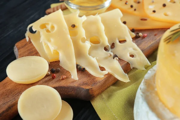 Cutting board with variety of cheese — Stock Photo, Image