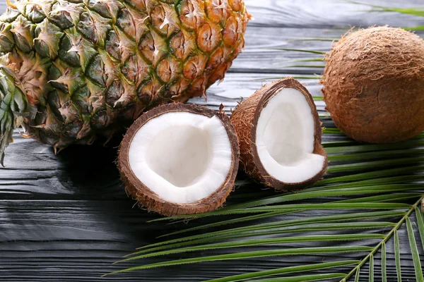 Abacaxi e coco na mesa — Fotografia de Stock