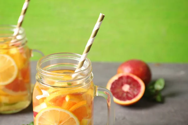 Mugg med uppfriskande citrus cocktail — Stockfoto