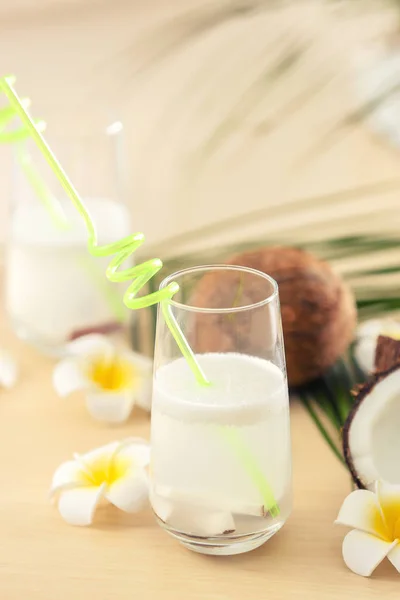 유리 테이블에 코코넛 물 — 스톡 사진