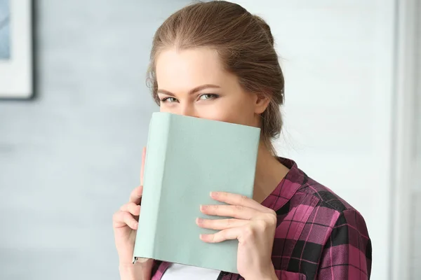 Schöne junge Frau mit Buch — Stockfoto