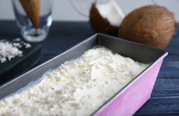 Контейнер со свежим кокосовым мороженым — стоковое фото