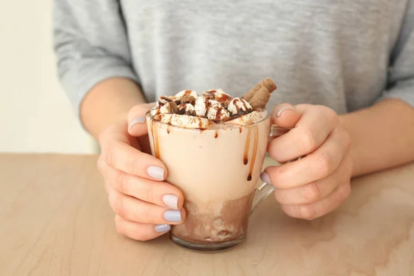 Junge Frau mit einer Tasse Kakao — Stockfoto