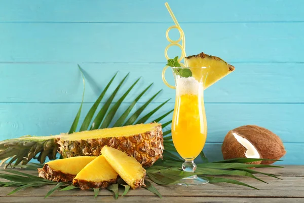 Glass of pineapple juice — Stock Photo, Image