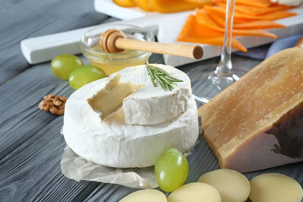Sammensetning med forskjellige typer ost – stockfoto