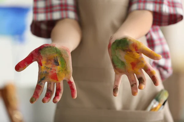 Kleine Künstlerin mit Händen in Farbe, Nahaufnahme — Stockfoto
