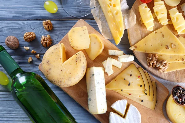 Víno a rozmanitost sýrů — Stock fotografie