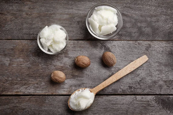 Sheabutter in Schüsseln und Löffel — Stockfoto