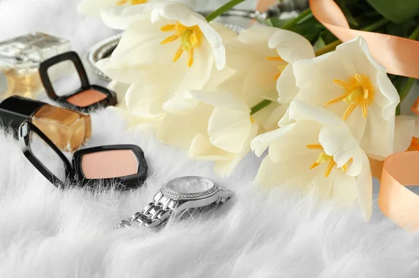 Mooie compositie van cosmetica met tulpen — Stockfoto