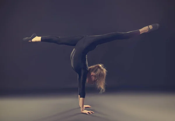 Jong meisje doet gymnastiek — Stockfoto