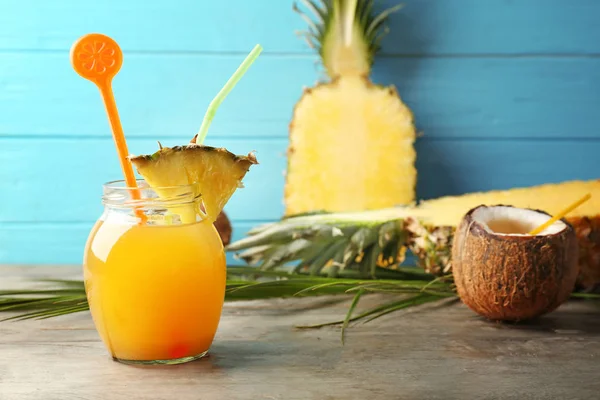 Jar met ananas cocktail — Stockfoto