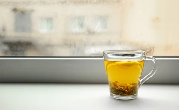 Kubek gorącej herbaty na parapet — Zdjęcie stockowe