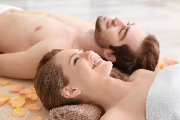 Couple relaxant dans le spa salon — Photo