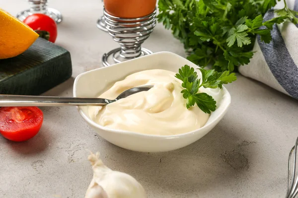 Köstliche Mayonnaise in Schüssel — Stockfoto