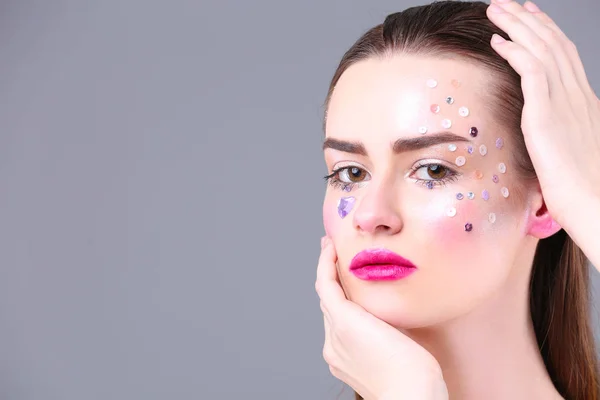 Mujer joven con maquillaje creativo — Foto de Stock
