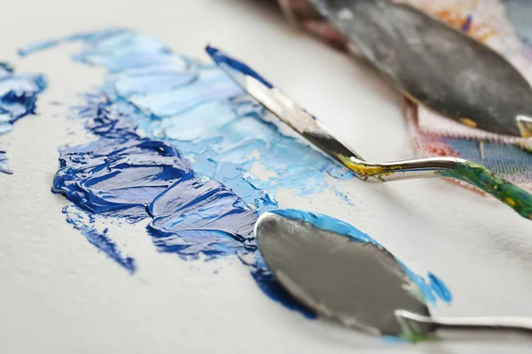Palette knives with paint — Stock Photo, Image