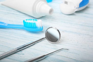 Diş diş fırçası araçlarıyla