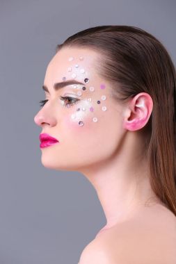 Yaratıcı makyajlı genç bir kadın.