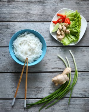 Lezzetli pirinç noodle plakaları