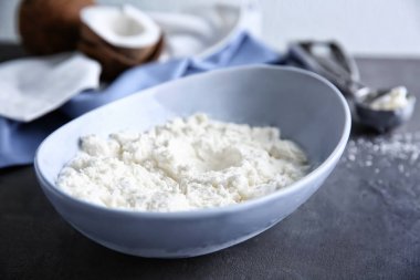 Hindistan cevizi dondurma ile kase 