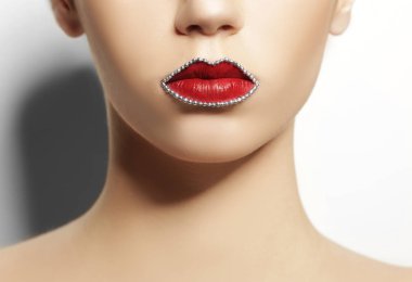 yaratıcı makyaj ile genç kadın