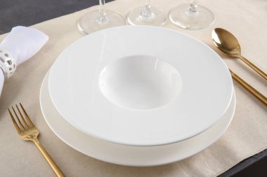 Tablo ayarı ile tabak ve çatal bıçak takımı