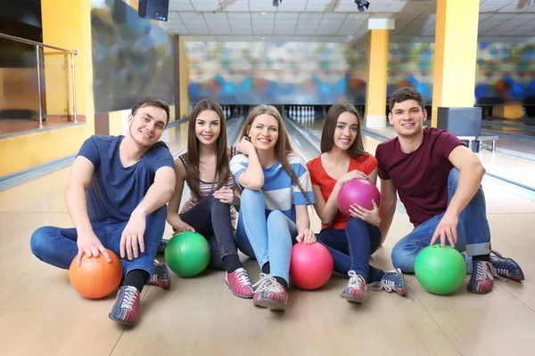 Vrienden in bowlingclub — Stockfoto