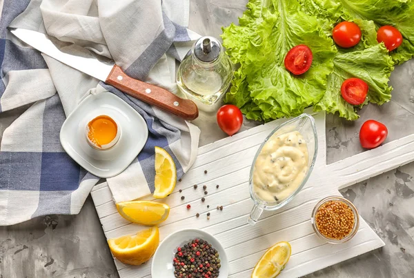 Maionese em barco de molho com ingredientes — Fotografia de Stock