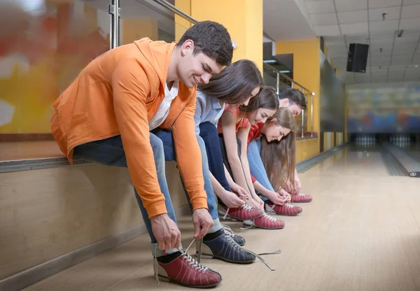 People changing shoes in bowling club — Stock Photo, Image