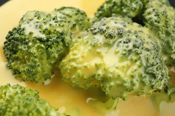 Brokoli dengan saus keju — Stok Foto