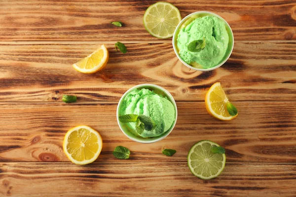 Tasty green ice cream — Stock Photo, Image