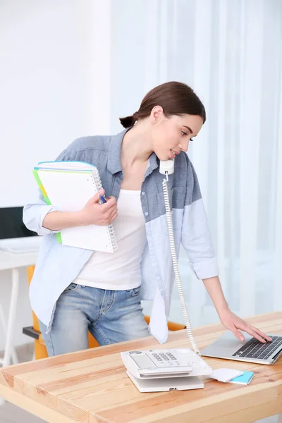 Vrouw praten via de telefoon — Stockfoto