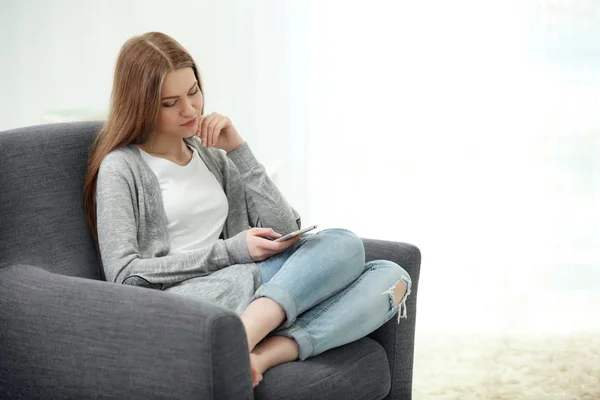 Mooie jonge vrouw met mobiele telefoon — Stockfoto