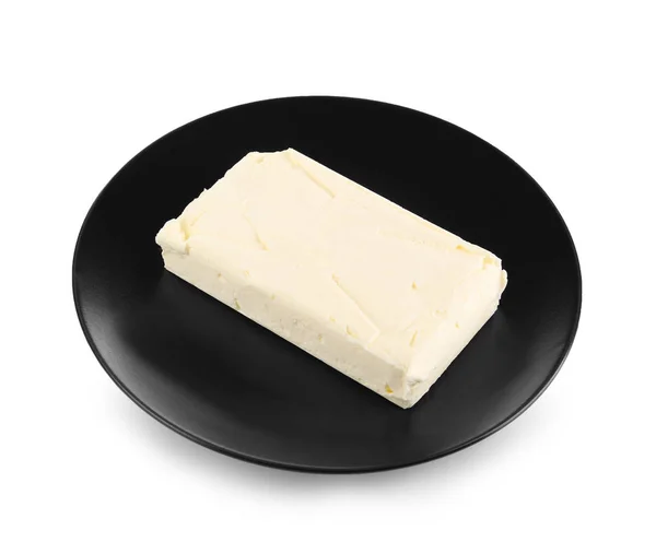 Тарелка с маслом на белом — стоковое фото