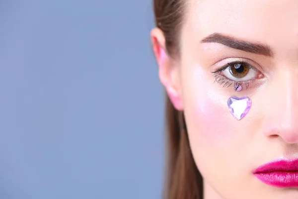 Mujer joven con maquillaje creativo — Foto de Stock