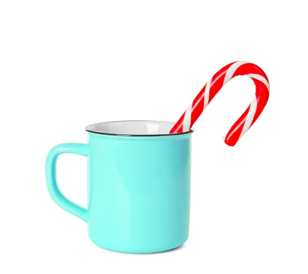 Bastón de caramelo de Navidad en taza sobre fondo blanco —  Fotos de Stock
